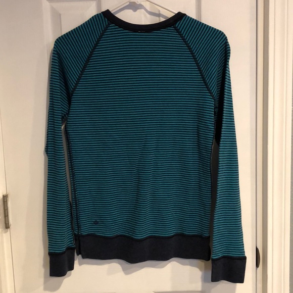 SOLD - Lululemon reversible long sleeve size 4 - Picture 3 of 4